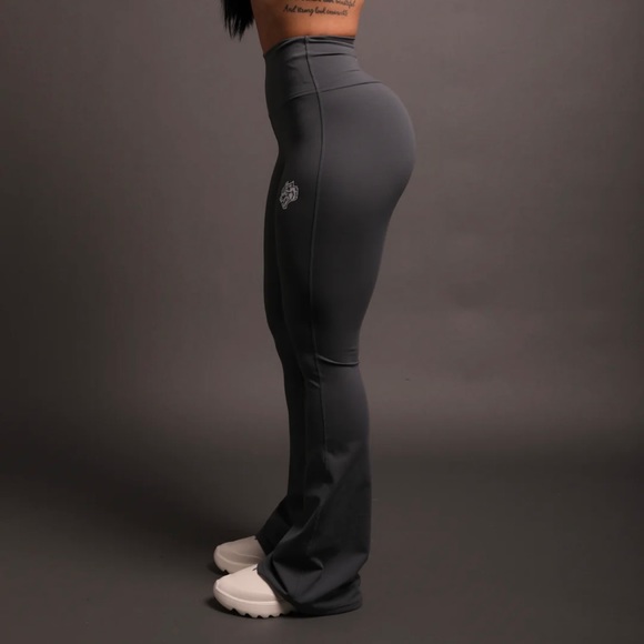 DUAL GEORGIA" ENERGY FLARE
LEGGINGS IN WOLF GRAY - Picture 3 of 12